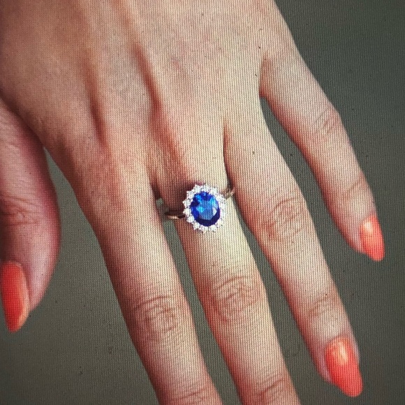 Kate Middleton Natural Brazilian Sapphire Ring - Picture 5 of 5